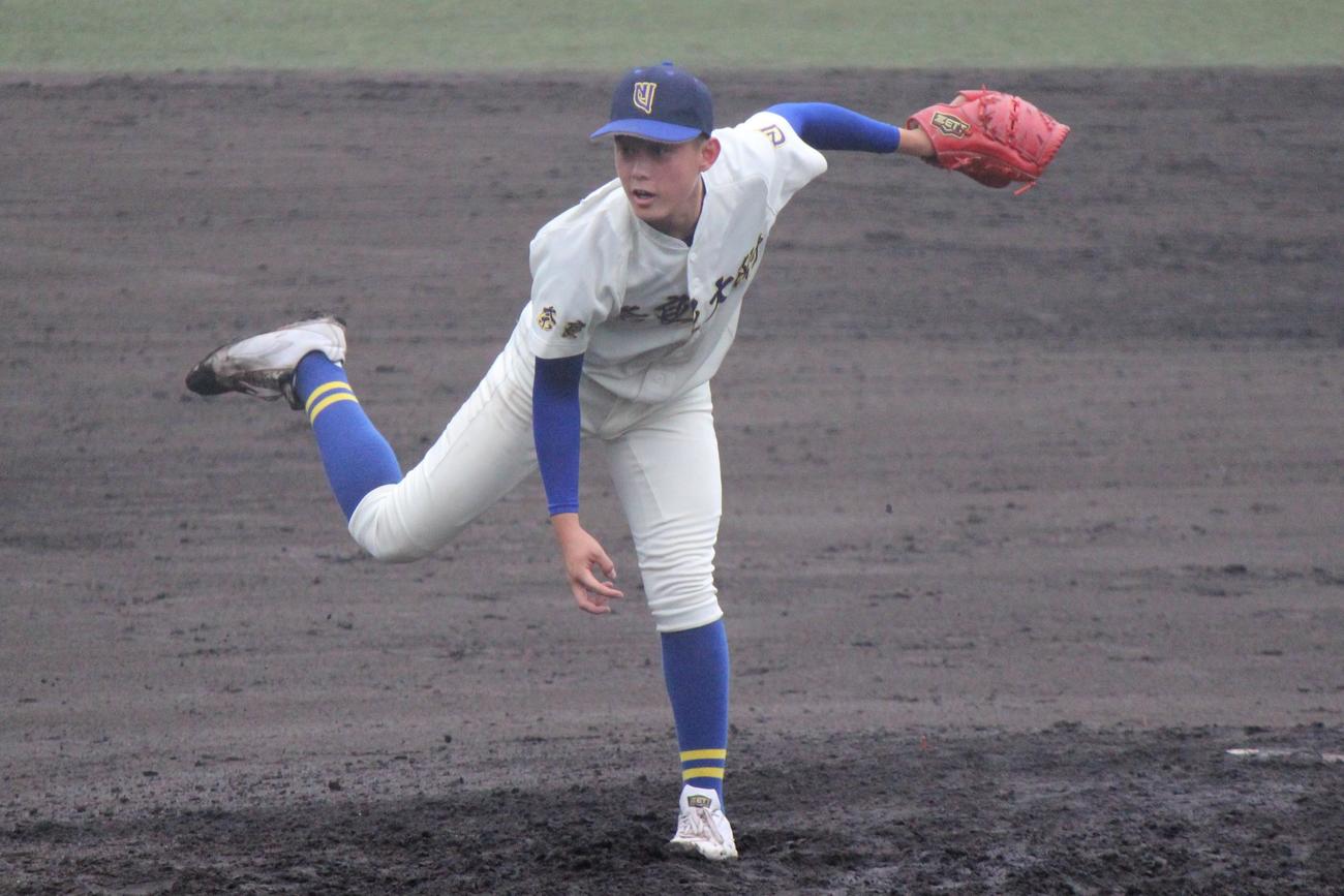 好救援した奈良大付・森下元揮（撮影・柏原誠）