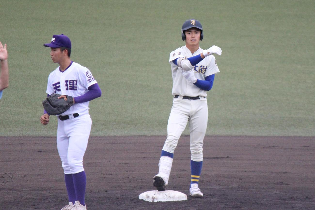 初回に左越え適時二塁打を放った奈良大付・森一真（撮影・柏原誠）