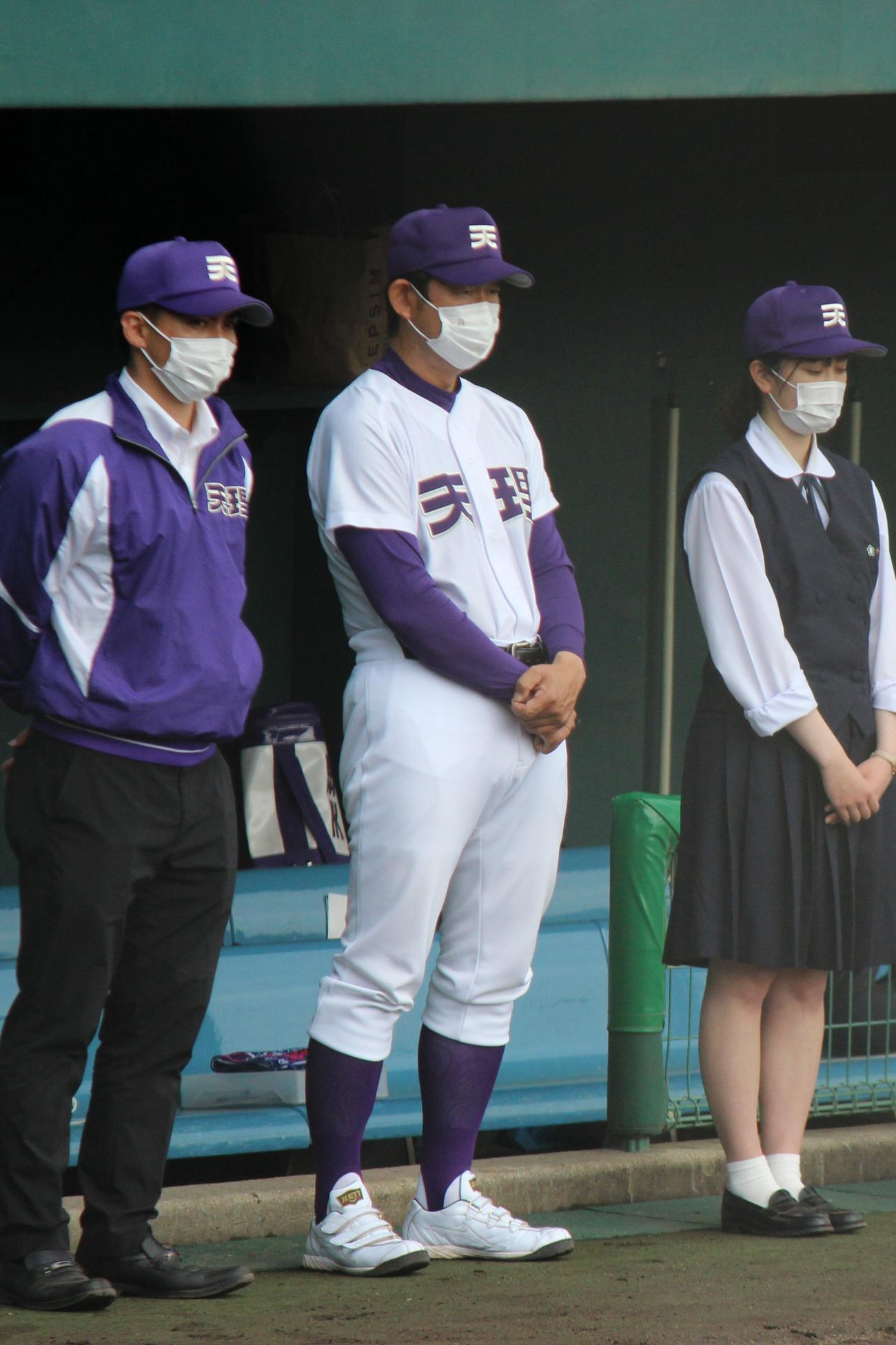 グラウンドをみつめる天理・中村良二監督（撮影・柏原誠）