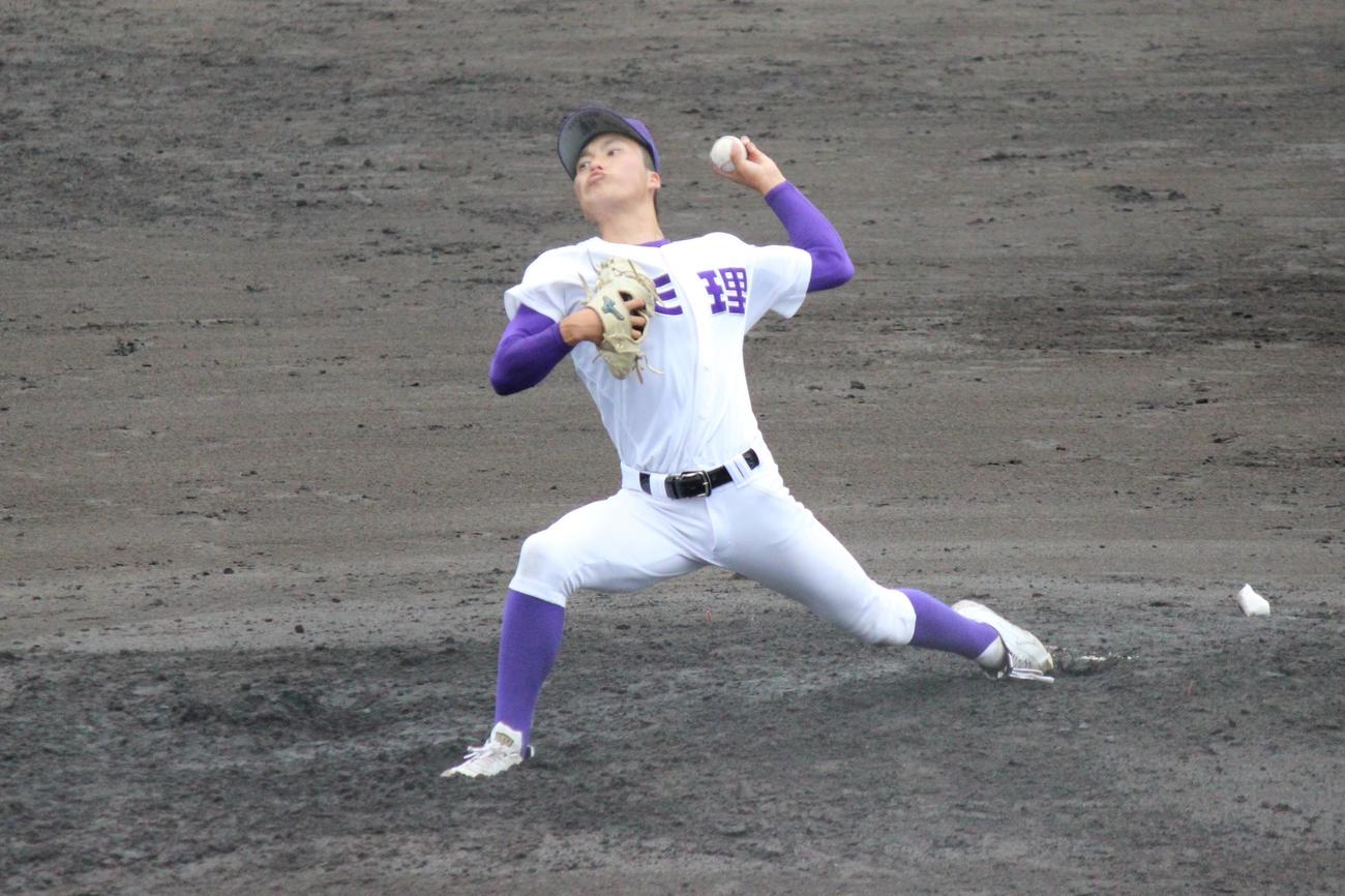 救援で5回1失点と好投した天理・中川輝星（撮影・柏原誠）