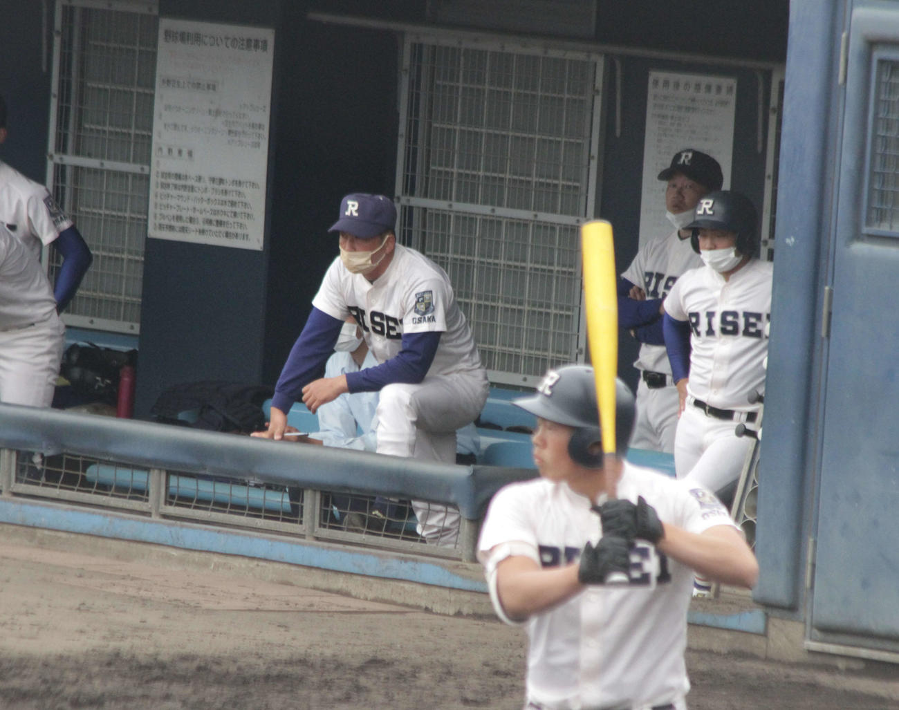 履正社の多田晃監督はベンチから戦況を見守った