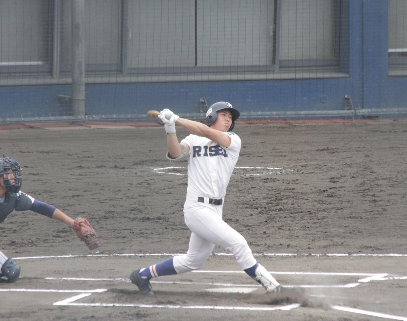 履正社の光弘帆高内野手は4回に右翼線適時二塁打を放つなど、打席で豪快なスイングを披露した