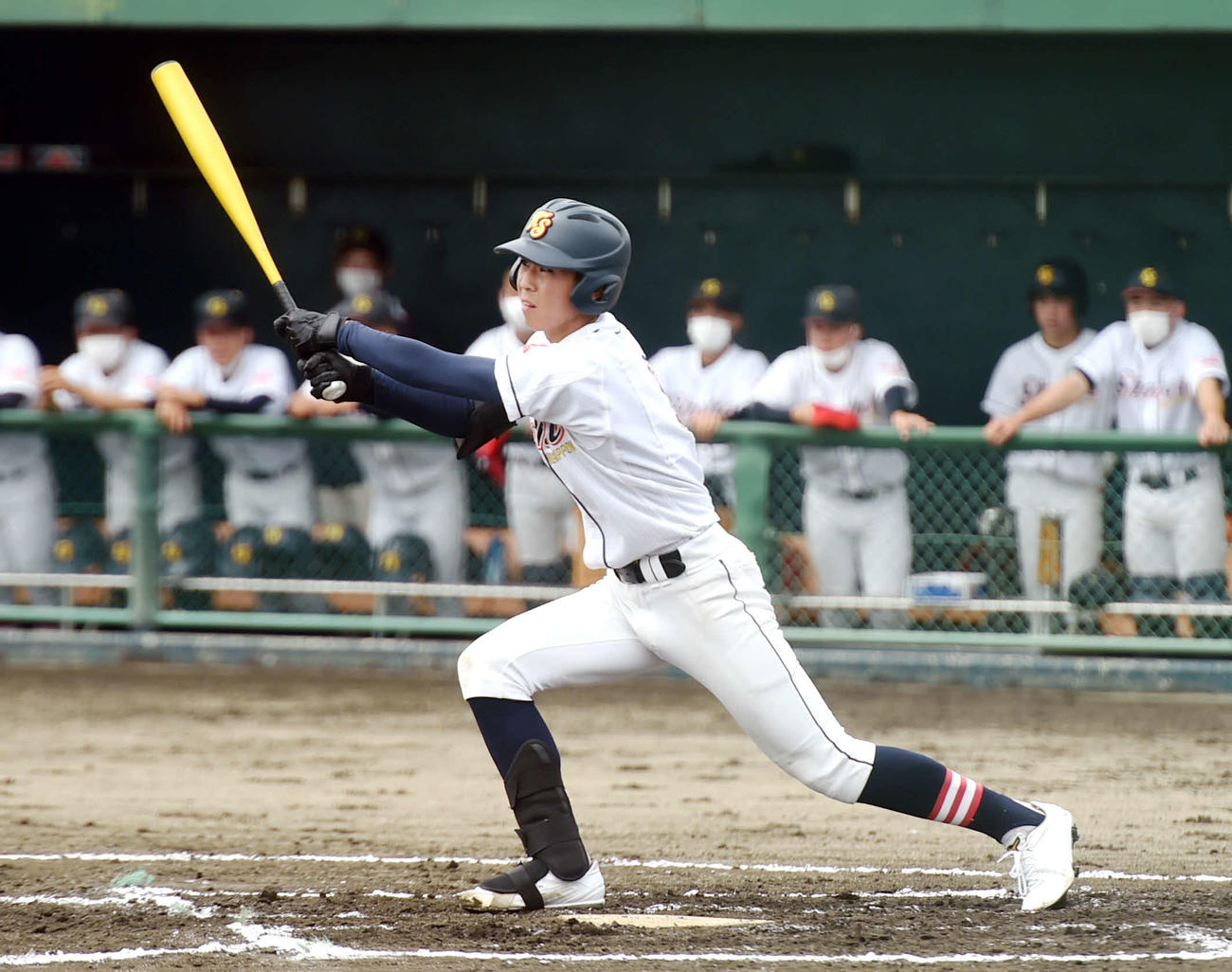 1回、先制適時二塁打を放つ東日本国際大昌平・佐藤壱