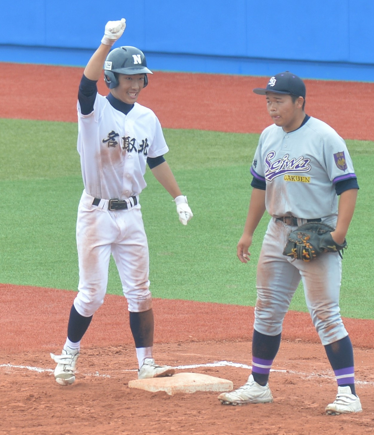 9回、決勝適時打を放った名取北・渋谷はガッツポーズ