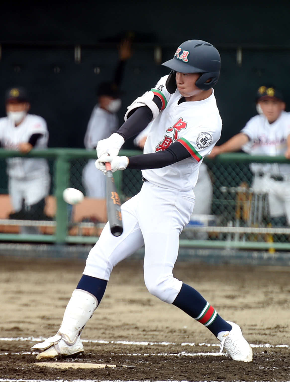 2回、左前打を放つ只見・吉津