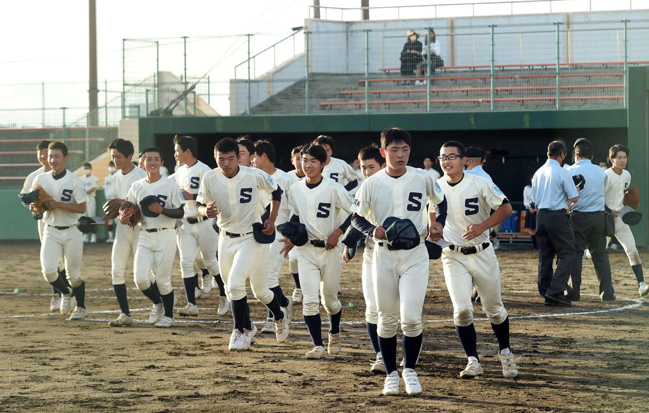 統合後県初勝利に笑顔を見せる須賀川創英館ナイン