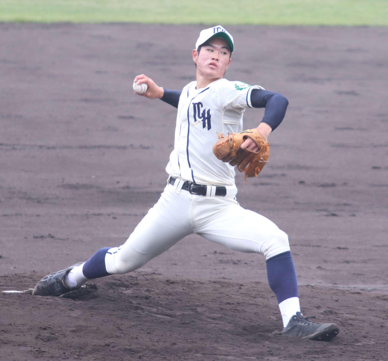 苫小牧中央対北海道栄　延長13回190球を投じた苫小牧中央・斉藤優（撮影・山崎純一）