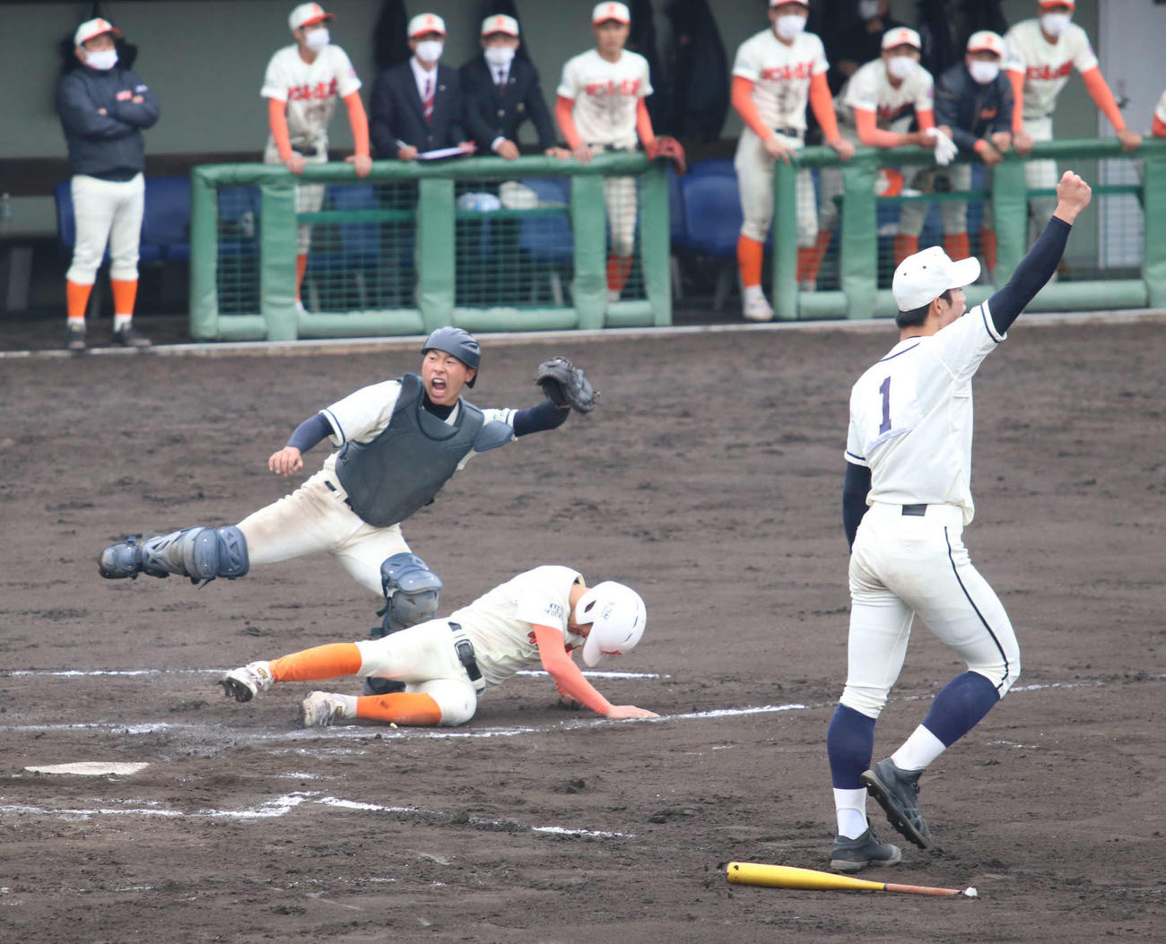 苫小牧中央対北海道栄　延長13回裏北海道栄1死二、三塁、本塁を突いた三塁走者をタッチアウトにする苫小牧中央・上野。右は好返球した左翼手佐々木に向かってガッツポーズする斉藤優（撮影・山崎純一）