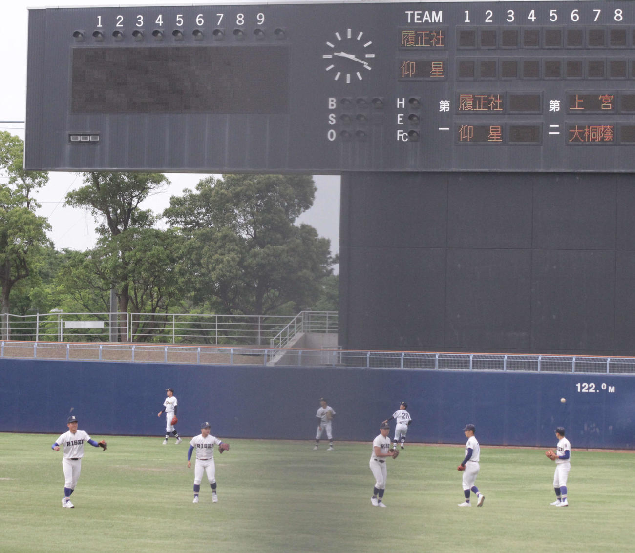 前夜に午後9時半前までナイターを戦った履正社ナインは12時間後の午前9時過ぎからキャッチボールを行った