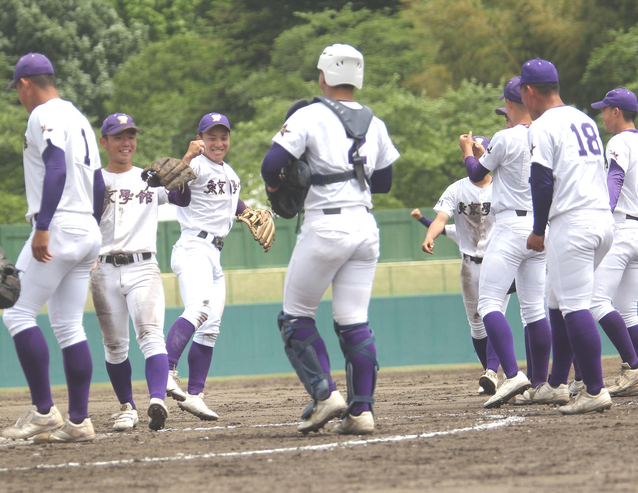 県大会初優勝を喜ぶ東京学館新潟ナイン