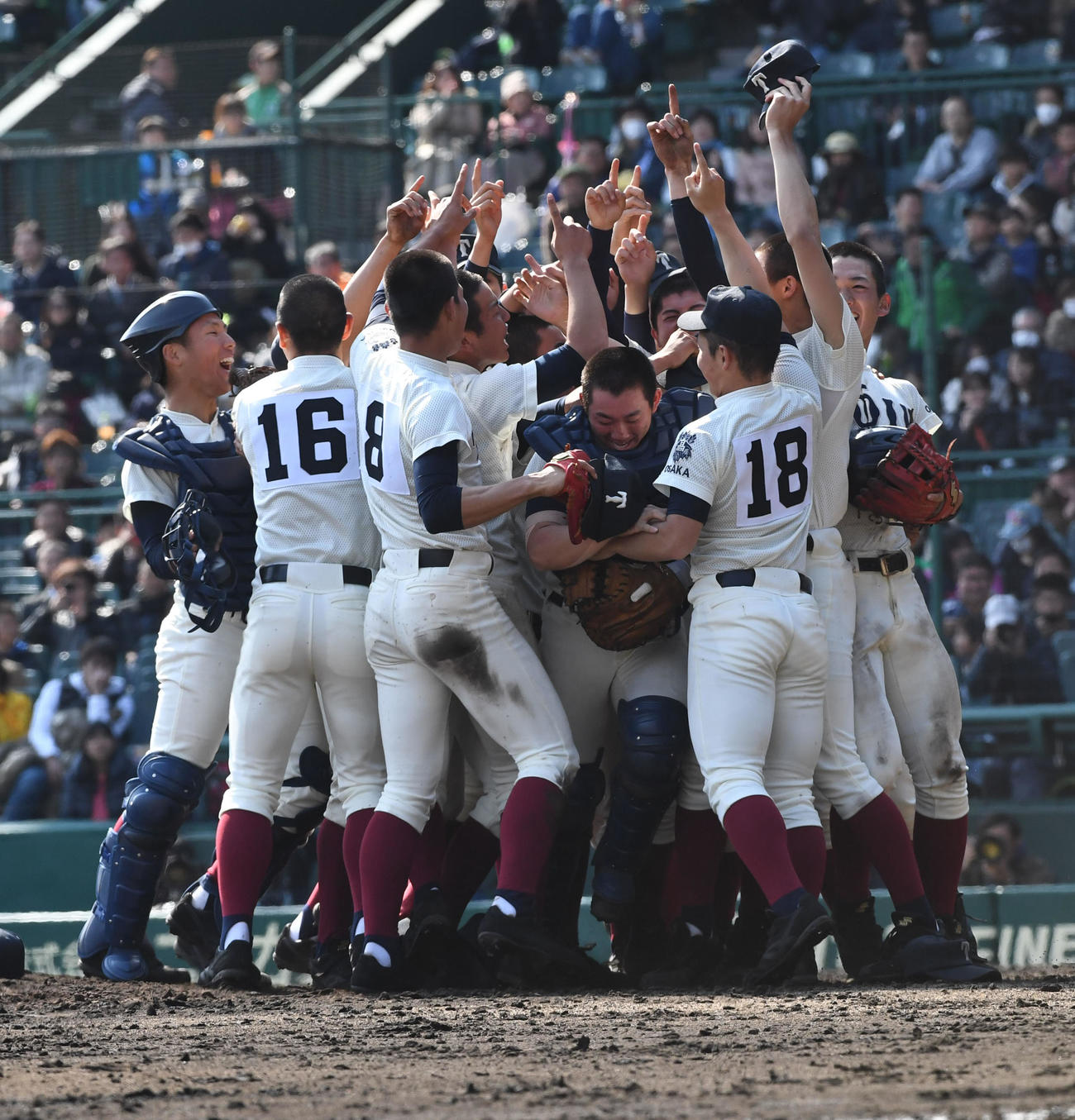 2017年4月1日、大阪桐蔭対履正社　履正社を破り優勝を決めた大阪桐蔭の選手はマウンド上で喜ぶ