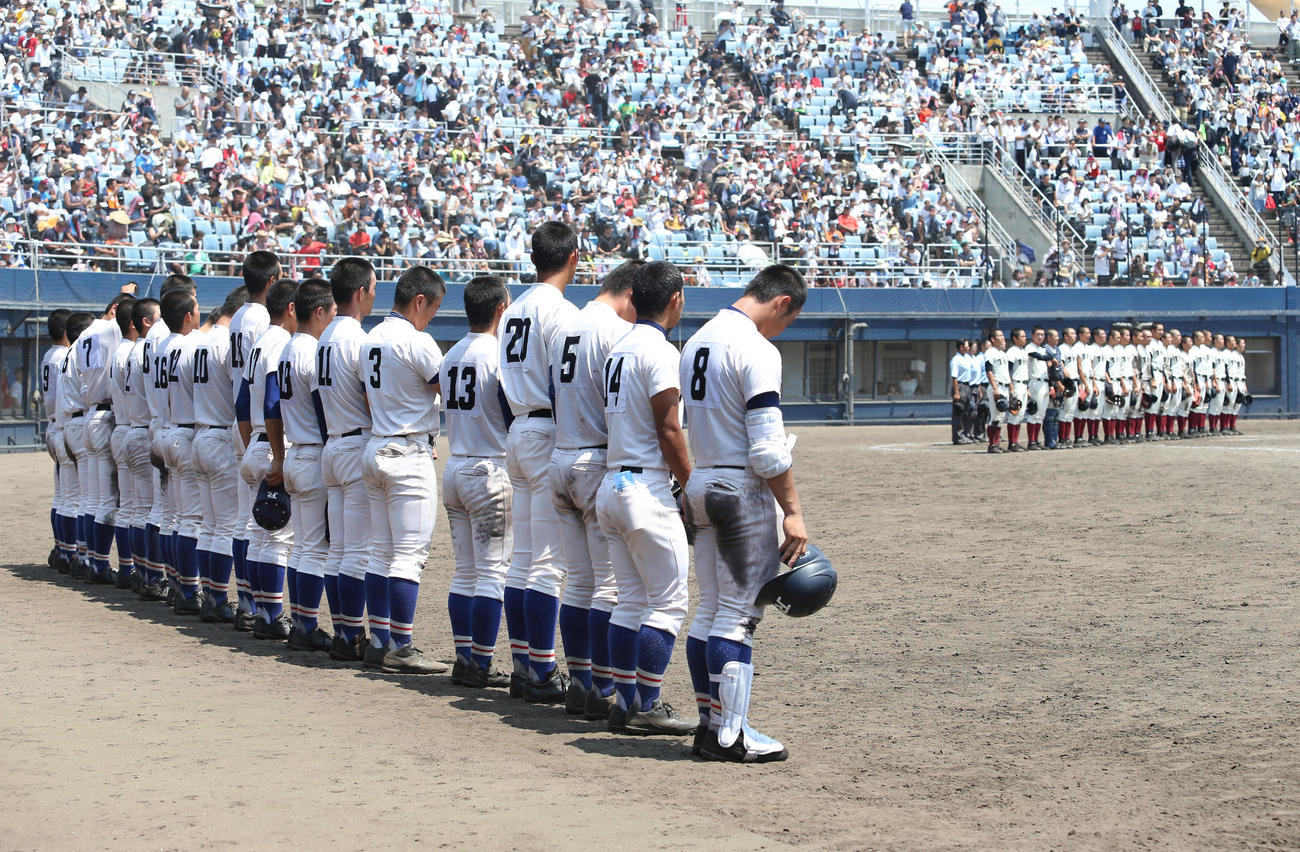 2018年7月27日、大阪桐蔭対履正社　大阪桐蔭（後方）に敗れベンチ前に整列する履正社ナイン