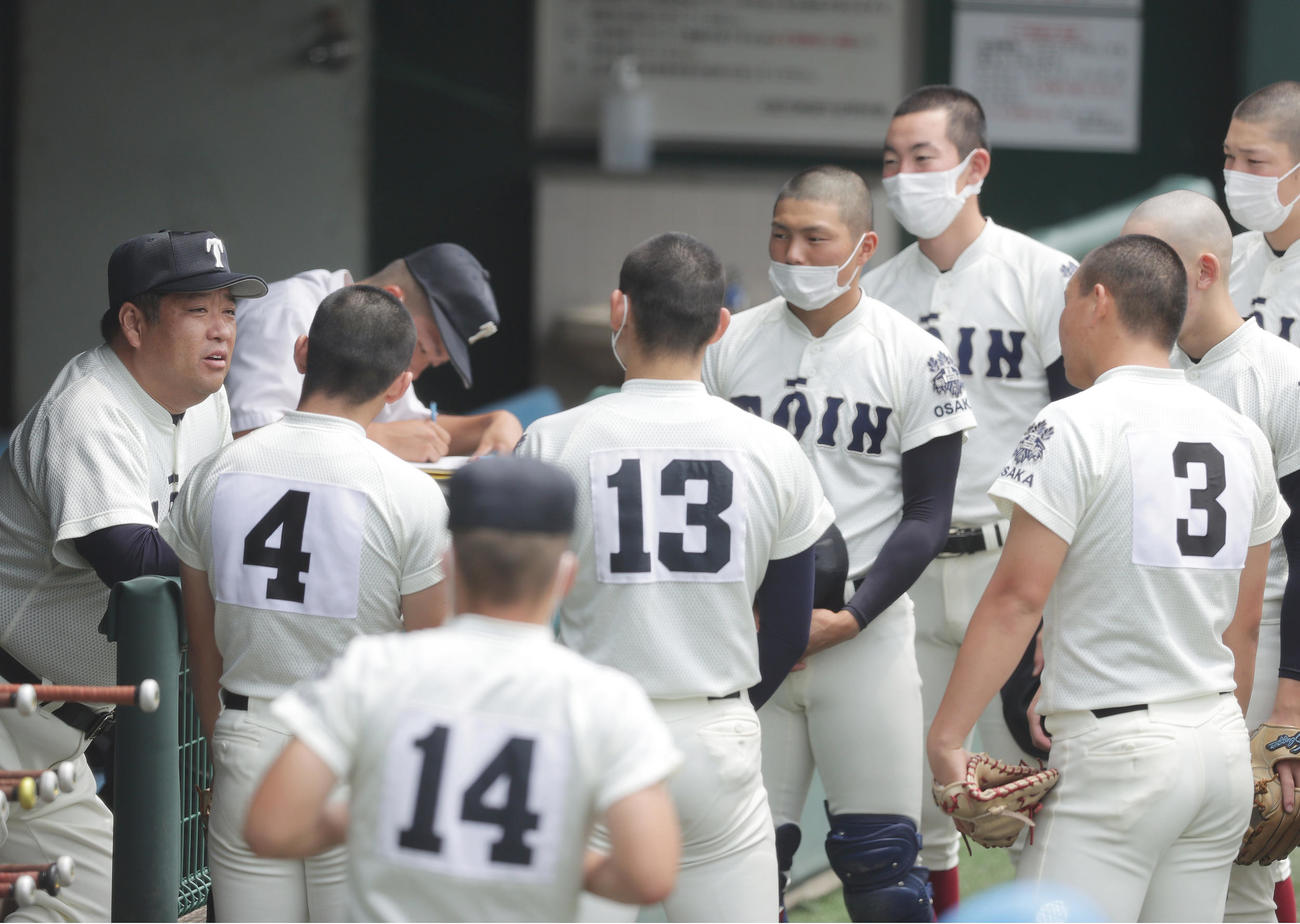 履正社対大阪桐蔭　1回表の守備を終え、ベンチへ戻ったナインに話す大阪桐蔭西谷監督（左端）（撮影・前田充）