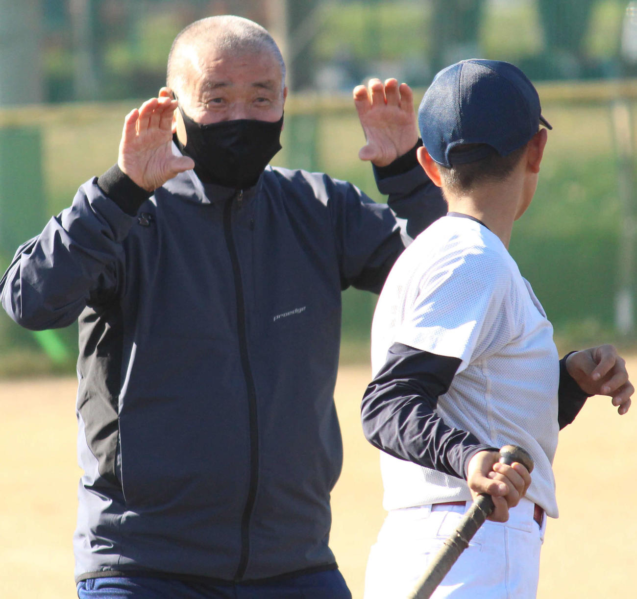 野球教室でアドバイスを送る智弁和歌山・高島名誉監督（2021年12月11日撮影）