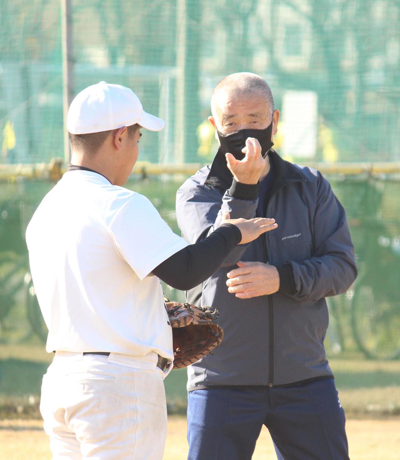 野球教室でキャッチボールの指導をする高嶋智弁和歌山名誉監督（2021年12月11日撮影）