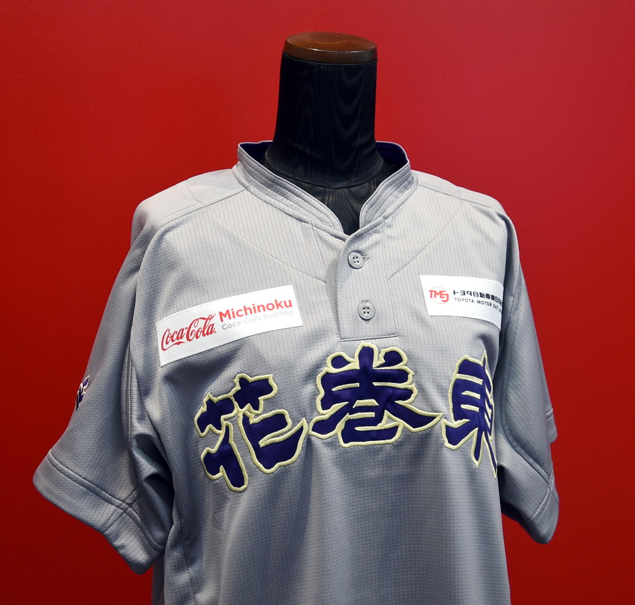 右胸部分に「みちのくコカ・コーラボトリング」のロゴが入った花巻東女子硬式野球部のユニホーム（撮影・山田愛斗）