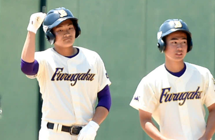 4回、勝ち越しの左前適時打を放ち、右腕を突き上げる林（左）