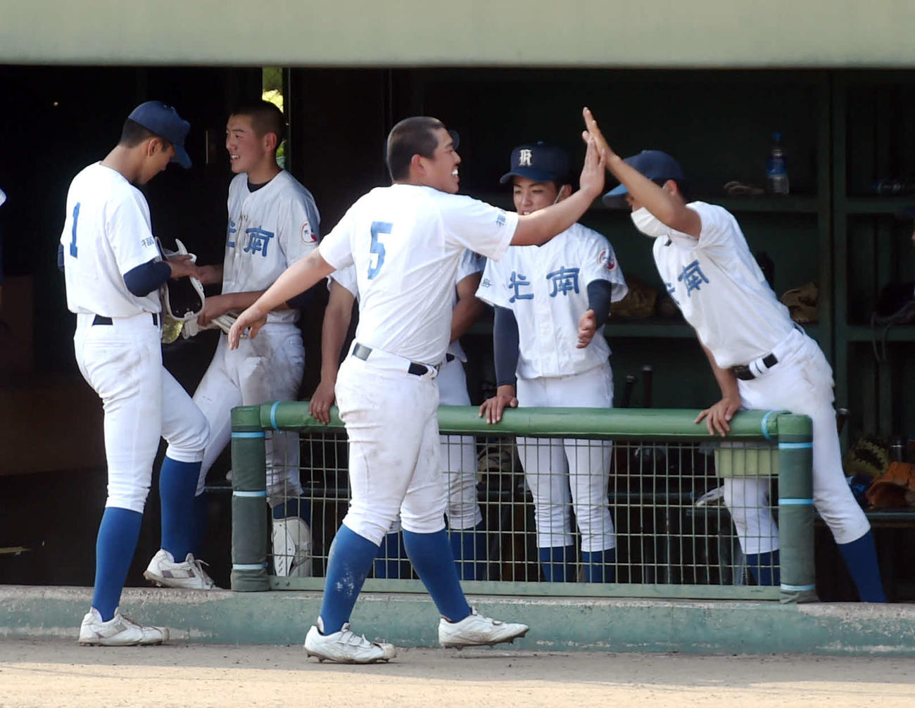 8回、右前適時打を放ちハイタッチする金沢（中央）