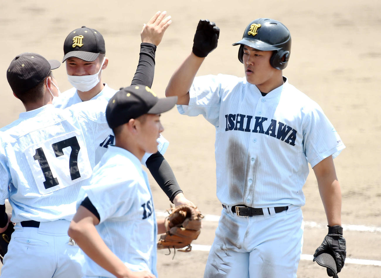 6回に右前適時打を放ち、ハイタッチする上野（右）