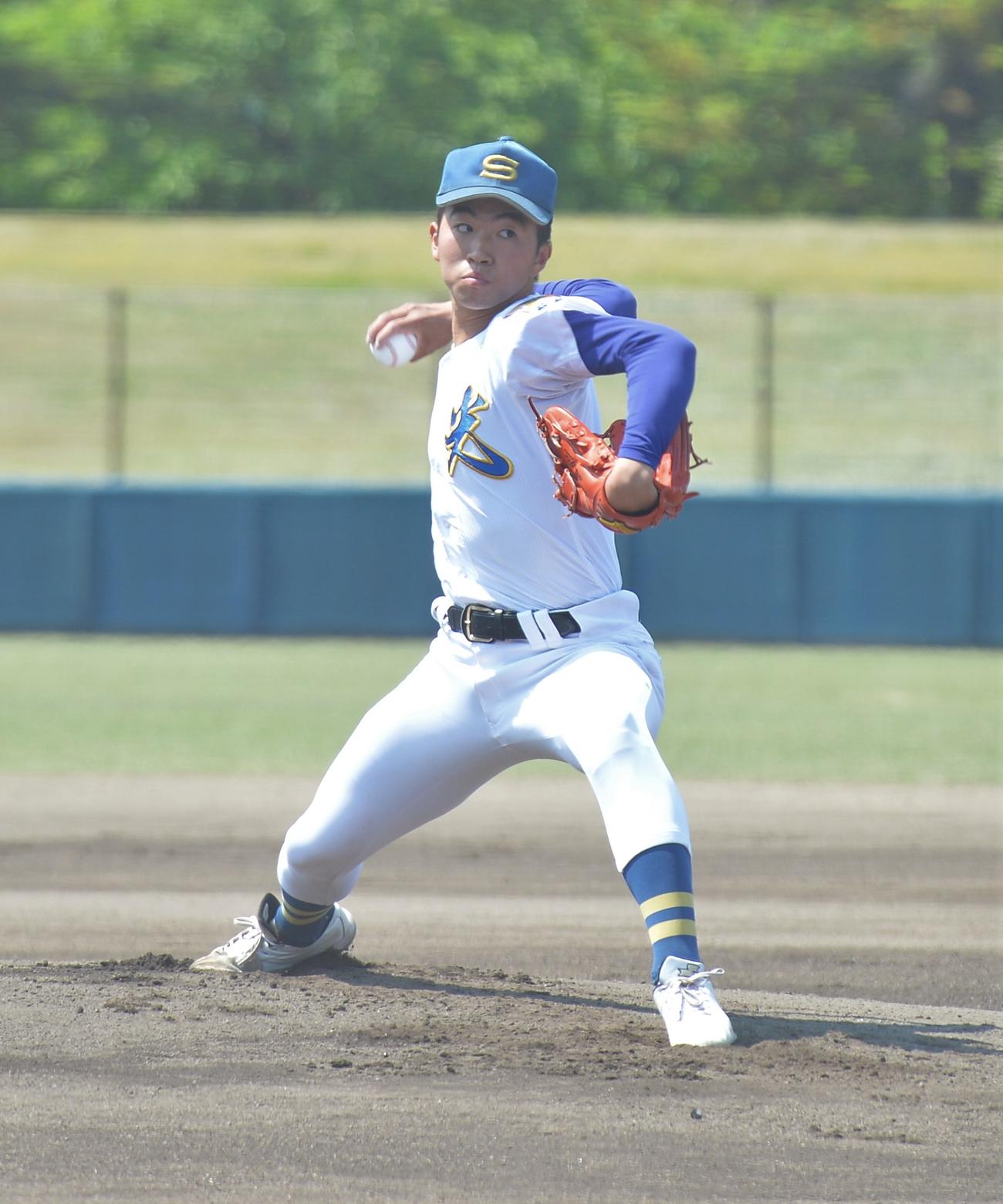 9回1安打と完璧な投球を披露した聖光学院・佐山（撮影・佐藤究）