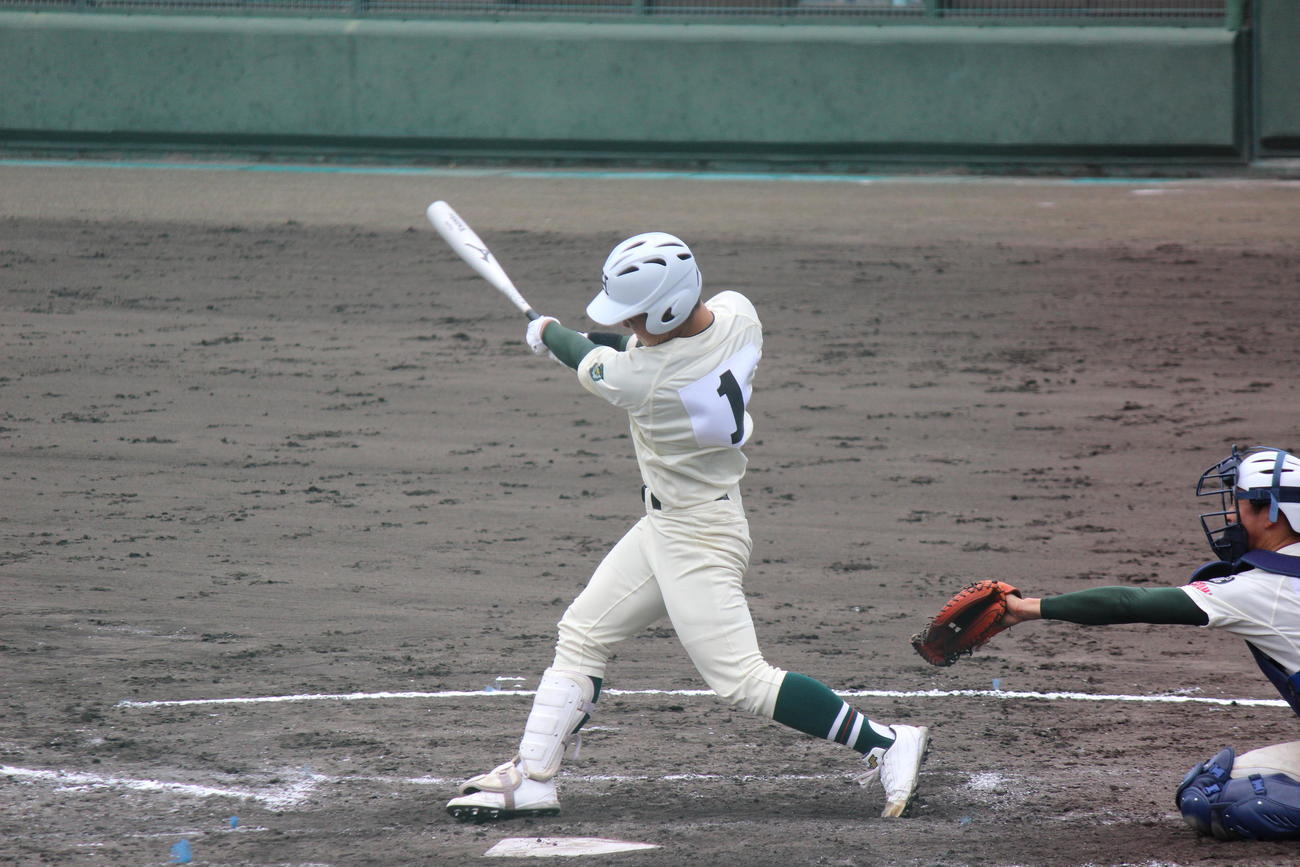 市和歌山戦の3回、右越えに3ランを放つ報徳学園・榊原七斗＝2022年5月21日（撮影・柏原誠）