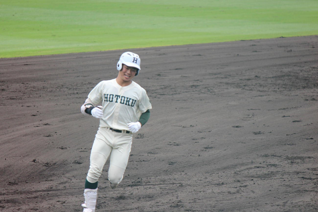 市和歌山戦の3回、右越えに3ランを放ち笑顔を見せる報徳学園・榊原七斗＝2022年5月21日（撮影・柏原誠）