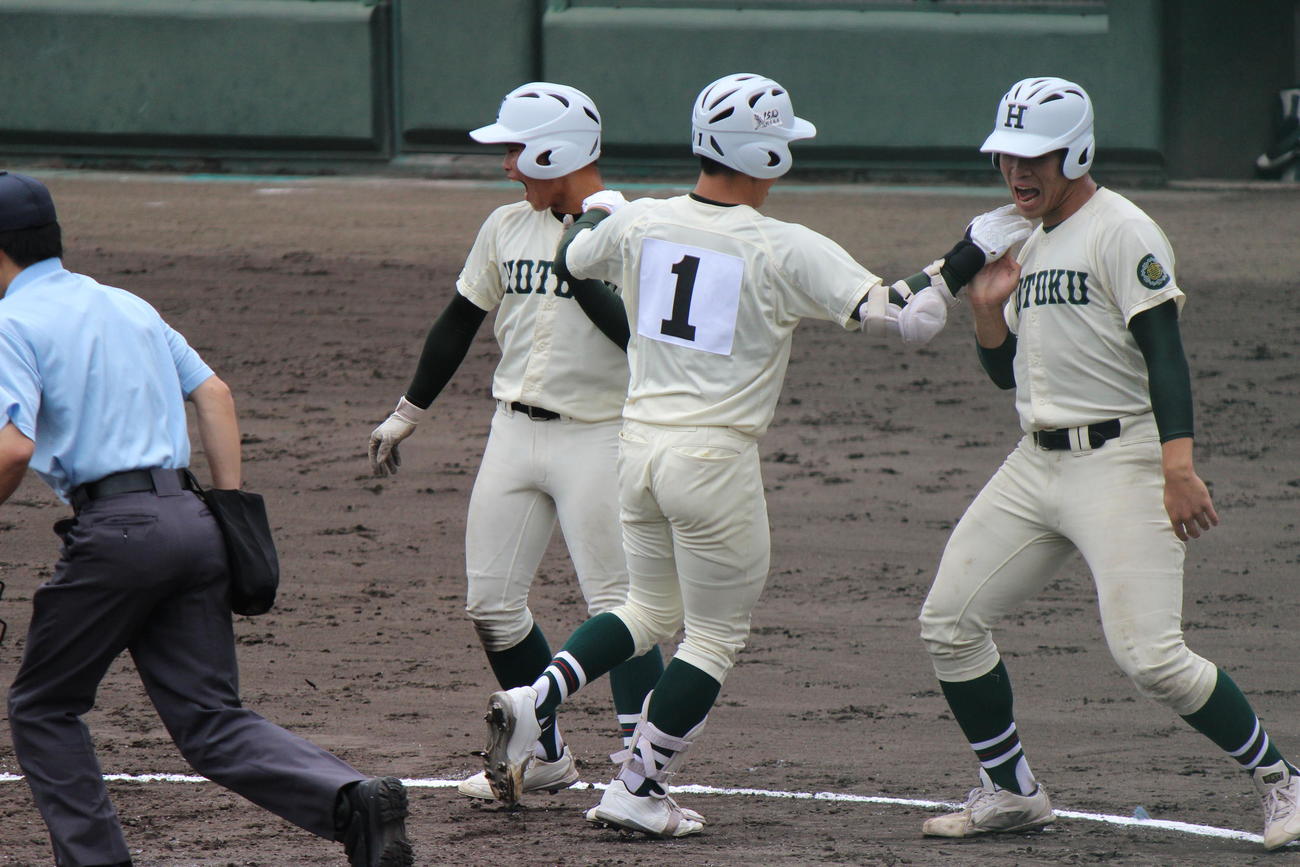 市和歌山戦の3回、右越えに3ランを放ち生還する報徳学園・榊原七斗（背番号1）＝2022年5月21日（撮影・柏原誠）
