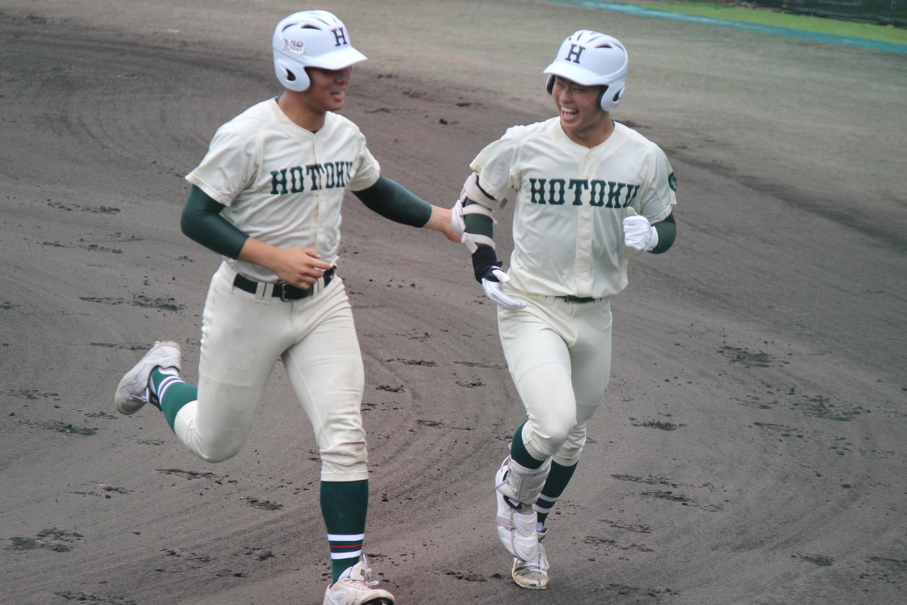 市和歌山戦の3回、右越えに3ランを放ち喜ぶ報徳学園・榊原七斗（右）＝2022年5月21日（撮影・柏原誠）