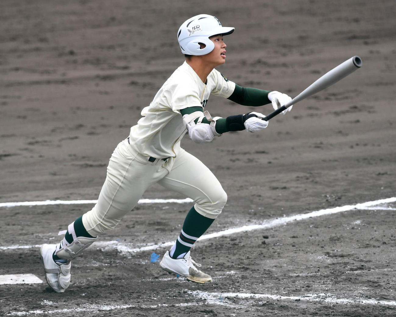 市和歌山対報徳学園　3回表報徳1死一、二塁、榊原は右越え3点本塁打を放つ（撮影・前岡正明）