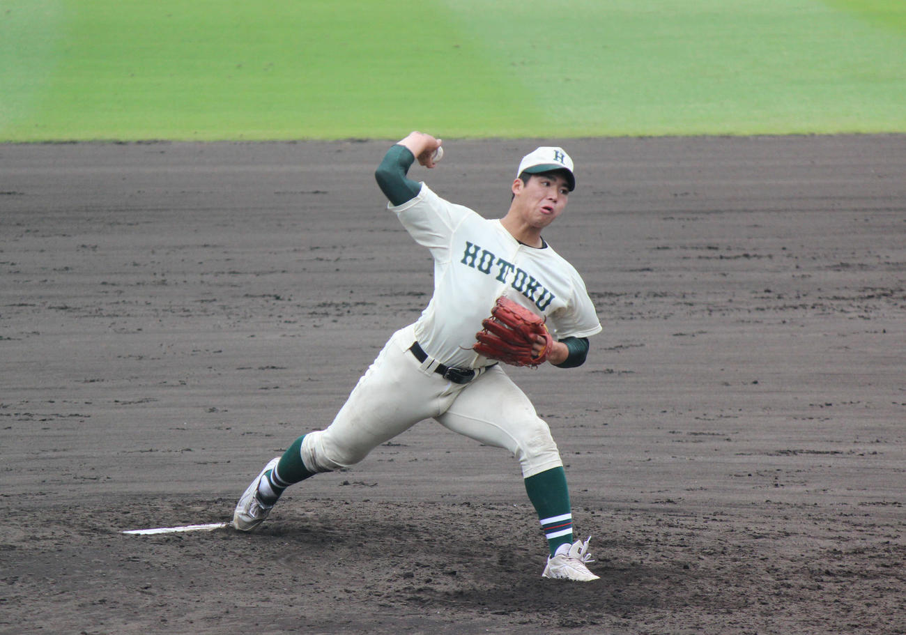 市和歌山戦に先発した報徳学園・正重恒太＝2022年5月21日（撮影・柏原誠）