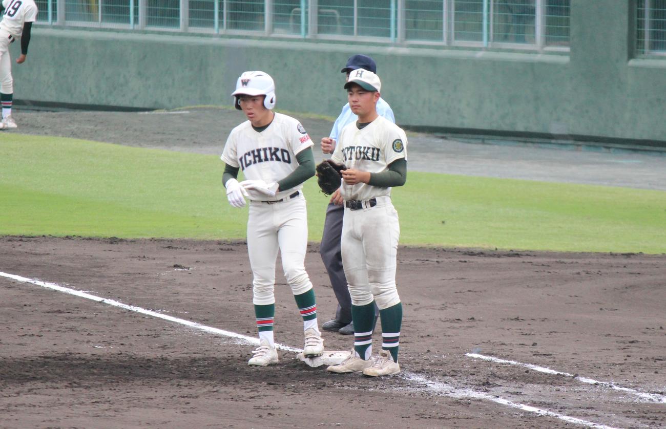 デザインが似ている報徳学園と市和歌山のユニホーム＝2022年5月21日（撮影・柏原誠）