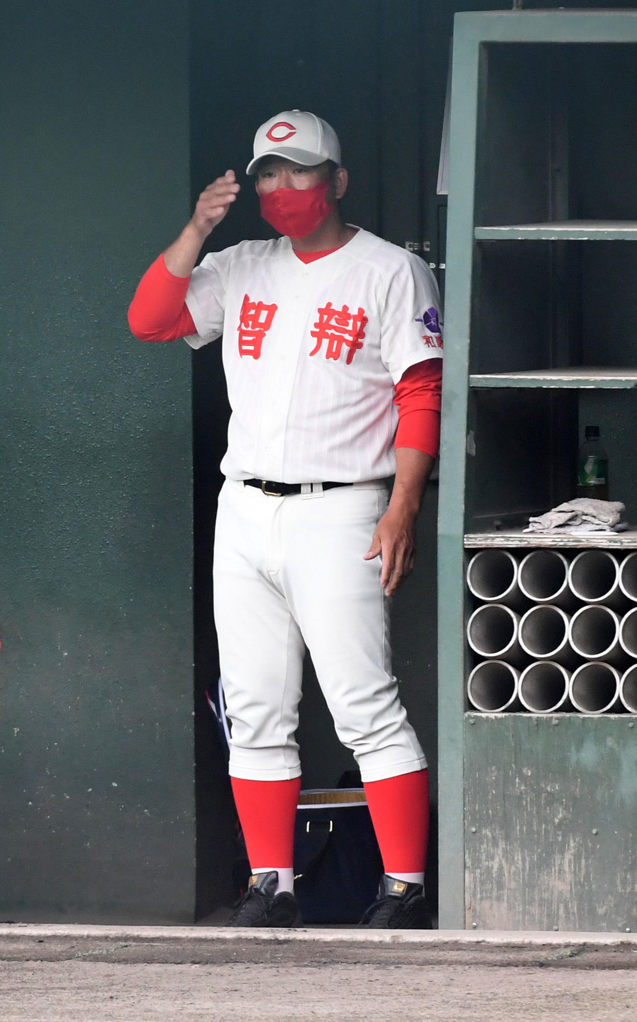 智弁和歌山対西城陽　サインを出す智弁和歌山・中谷監督（撮影・前岡正明）