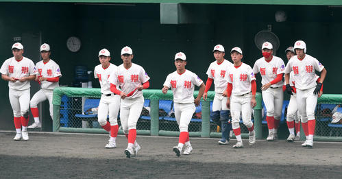西城陽対智弁和歌山　6回、コールド勝ちかとまどう智弁和歌山ナイン（撮影・前岡正明）