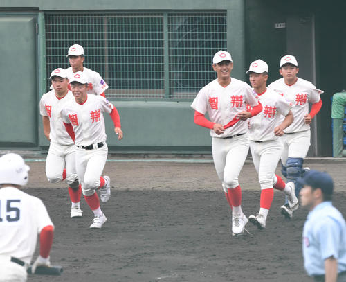 智弁和歌山対西城陽　6回、コールド勝ちとわかり喜ぶ智弁和歌山ナイン（撮影・前岡正明）