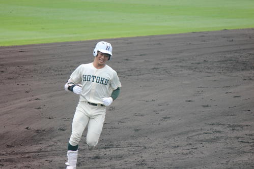 市和歌山戦の3回、右越えに3ランを放ち笑顔を見せる報徳学園・榊原七斗＝2022年5月21日（撮影・柏原誠）