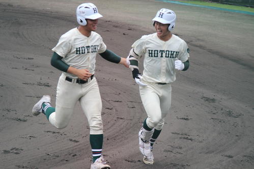 市和歌山戦の3回、右越えに3ランを放ち喜ぶ報徳学園・榊原七斗（右）＝2022年5月21日（撮影・柏原誠）