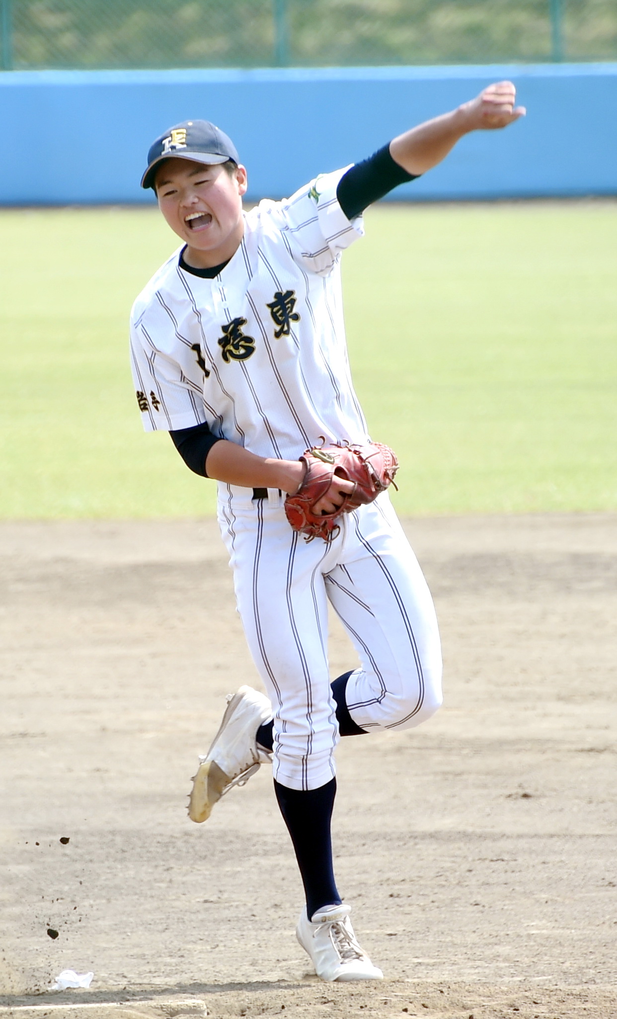 最後の打者を右飛に抑えガッツポーズする久慈東・高橋（撮影・山田愛斗）