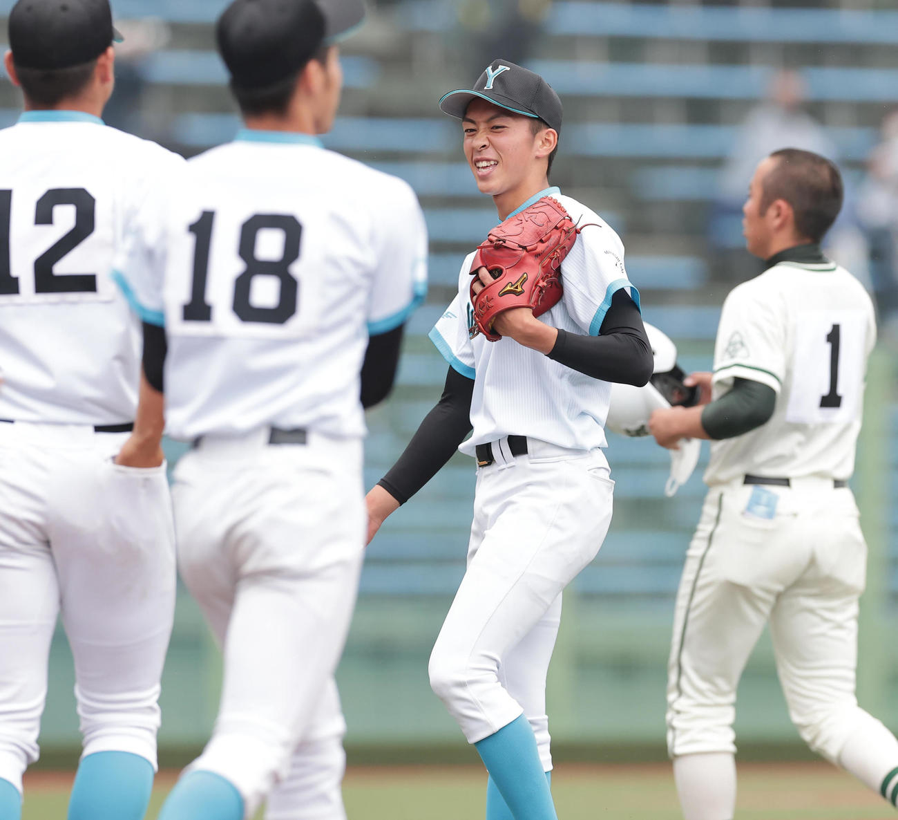 二松学舎大付対山梨学院　勝利を喜び合う武藤ら山梨学院の選手たち（撮影・野上伸悟）