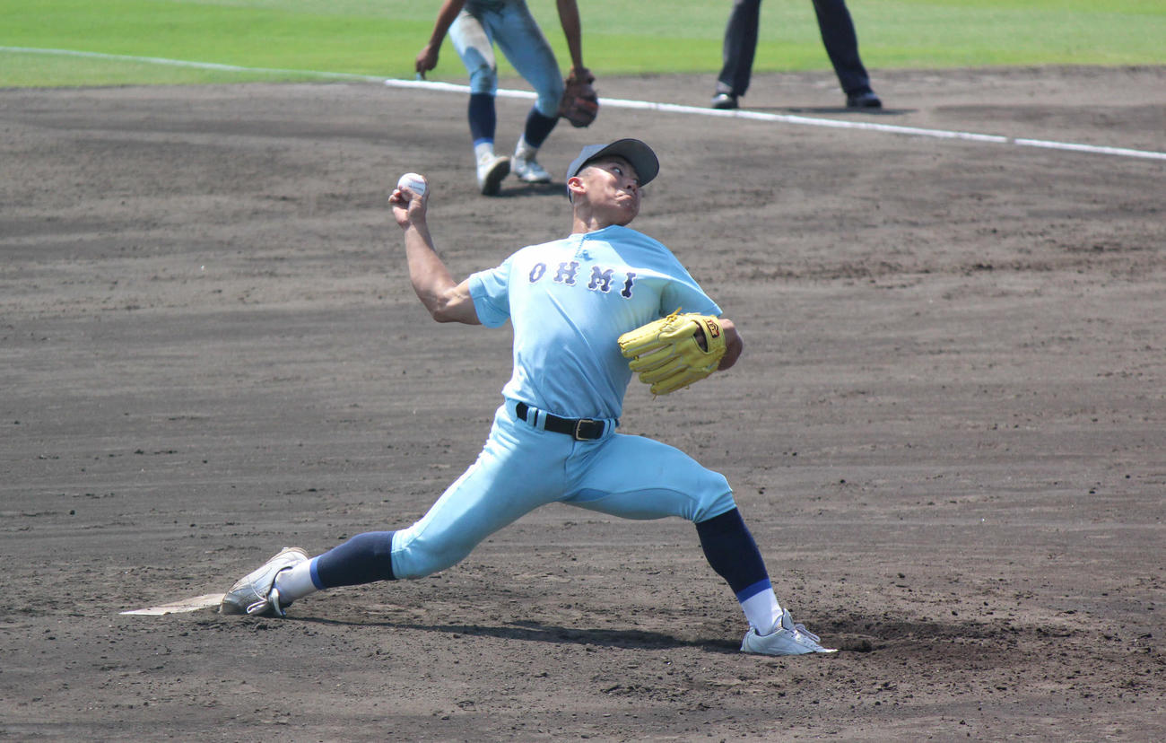 奈良大付対近江　力投する近江・山田陽翔＝2022年5月22日（撮影・柏原誠）