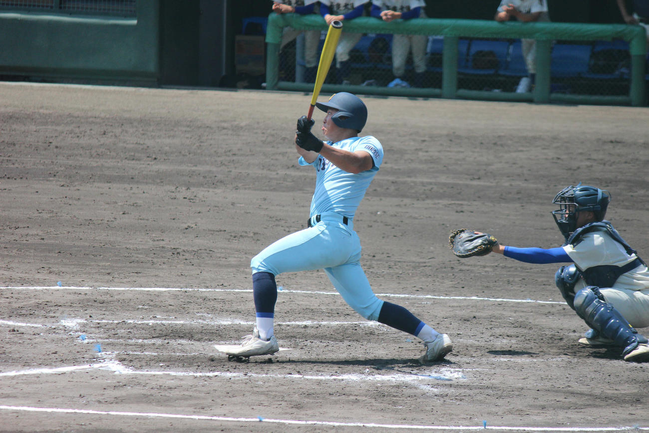 奈良大付対近江　3回裏無死、中飛を放つ近江・山田陽翔＝2022年5月22日（撮影・柏原誠）