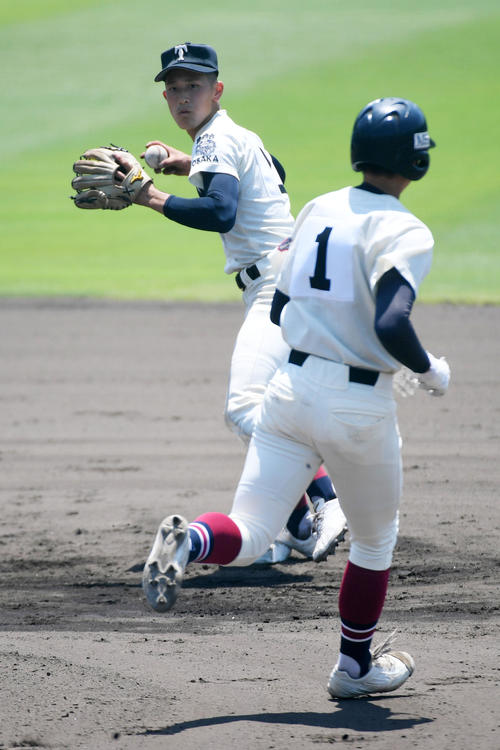 大阪桐蔭対和歌山商　7回表和歌山商1死一塁、竹本の投ゴロで送球を受けた遊撃の守備に就いた大阪桐蔭・松尾は併殺を完成させる（撮影・前岡正明）