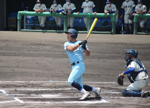奈良大付対近江　1回裏近江　2死一塁から先制の二塁打を放つ近江・山田陽翔＝2022年5月22日（撮影・柏原誠）