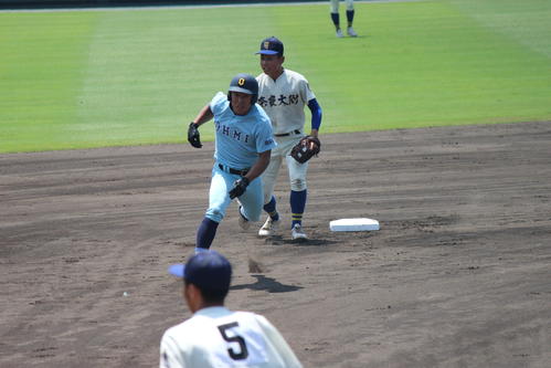 奈良大付対近江　1回裏近江　2死一塁から先制の二塁打を放ち、ミスの間に三里に走る近江・山田陽翔＝2022年5月22日（撮影・柏原誠）