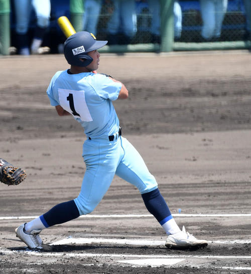 近江対奈良大付　1回裏近江2死一塁、山田は左中間に先制の適時二塁打を放つ（撮影・前岡正明）