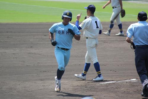 奈良大付対近江　3回裏無死、中飛に倒れた近江・山田陽翔＝2022年5月22日（撮影・柏原誠）