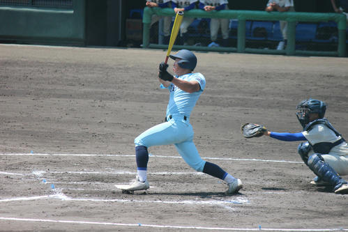 奈良大付対近江　3回裏無死、中飛を放つ近江・山田陽翔＝2022年5月22日（撮影・柏原誠）