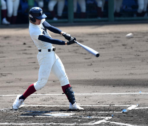 大阪桐蔭対和歌山商　1回裏大阪桐蔭1死一塁、松尾汐恩は先制の左越え2点本塁打を放つ（撮影・前岡正明）