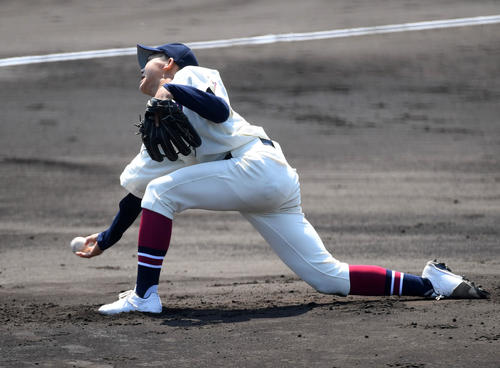 大阪桐蔭対和歌山商　和歌山商先発の木村健太郎（撮影・前岡正明）