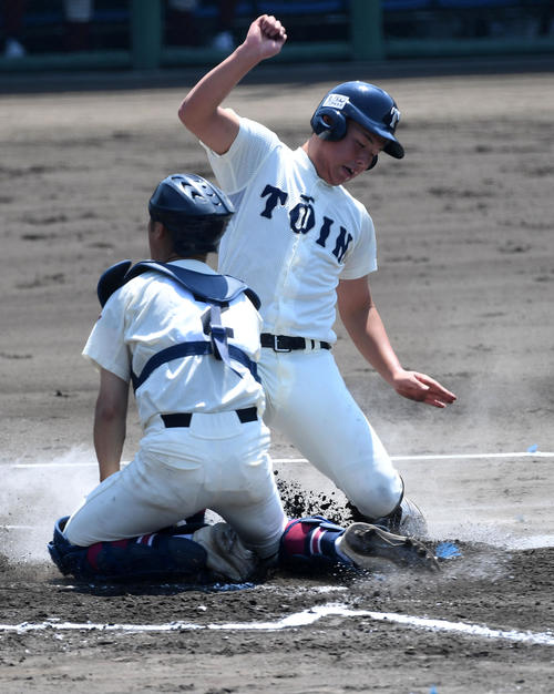 大阪桐蔭対和歌山商　1回裏大阪桐蔭1死満塁、工藤右犠飛で生還する丸山。捕手竹本（撮影・前岡正明）