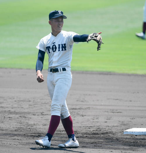 大阪桐蔭対和歌山商　7回、遊撃の守備に就いた大阪桐蔭・松尾（撮影・前岡正明）